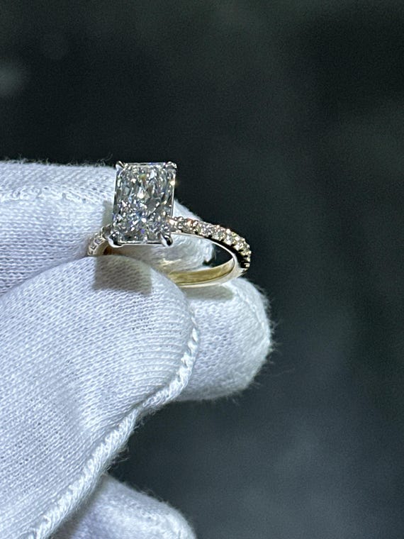 Anillo de compromiso de oro amarillo de 18 k y platino cultivado