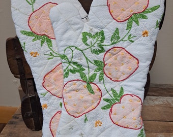 Vintage Hand Embroidered Tablecloth Oven Mitt Set | Strawberry | Upcycled | Repurposed textile | Hand Crafted