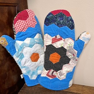 Antique Quilt Oven Mitt Set | Feedsack fabric Grandma&#39;s Garden quilt c. 1930&#39;s-1940&#39;s | Vintage Quilt | Repurposed textile | Hand Crafted