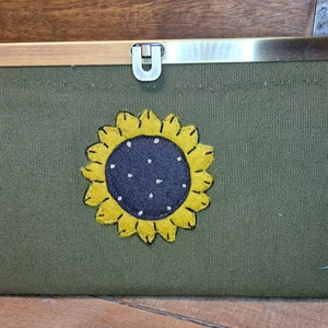 Tote militar estadounidense de la época de la guerra de Vietnam / Apliques de fieltro de girasol / Cartera de acordeón / Cartera de embrague Roxy / Hecho a mano