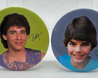 Vintage Ricky Martin Menudo - 2 unbenutzte 5,8 cm (2,25) Pinbacks