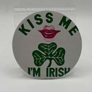 Vintage jaren 1960 Kiss Me I'm Irish 3 1/4" metalen knop badge Hongkong