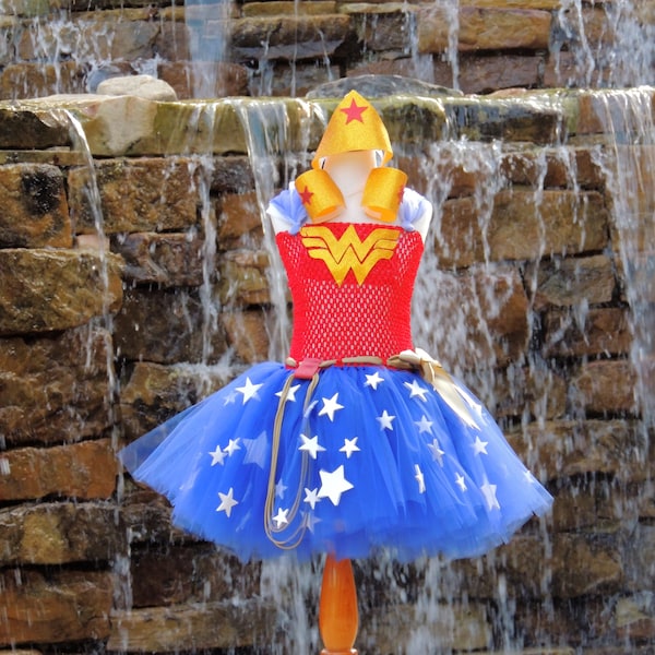 Wonder Woman Kostüm mit Lasso, Krone, & Manschetten