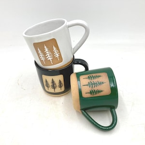 Taza de cerámica hecha a mano con árboles torcidos