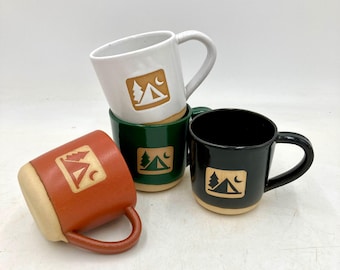 Taza de cerámica para acampar hecha a mano con forma de tienda de campaña Wonky