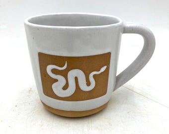 Ręcznie robiony ceramiczny kubek w kształcie węża