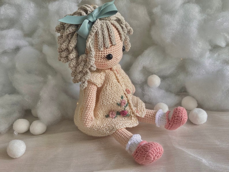 Muñeca Amigurumi de ganchillo hecha a mano Vivia, adorable juguete de felpa Amigurumi terminado, regalo para niñas, muñeca de hilo terminada imagen 2