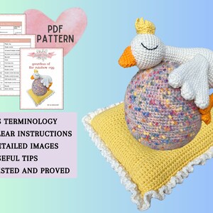 Peut inclure: Un modèle de crochet pour un gardien de l'œuf arc-en-ciel, mettant en scène une oie blanche au crochet avec une couronne, endormie sur un œuf coloré. Le modèle comprend des instructions détaillées, des images et des conseils.