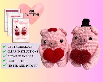 Könnte beinhalten: Ein Häkelmuster für ein Paar rosa Schweine-Amigurumi-Spielzeuge, die rote Herzen halten. Das Muster enthält detaillierte Anweisungen, Bilder und Tipps. Das Muster ist in US-Terminologie geschrieben.