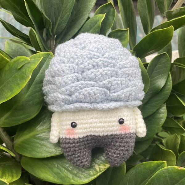 Poupée Amigurumi au crochet gris pomme de pin faite à la main finie | Jouet de collection | Cadeau personnalisé pour les filles