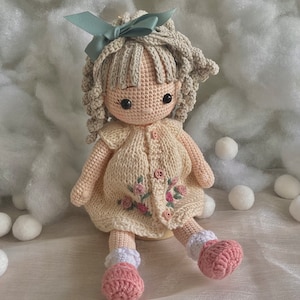 Muñeca Amigurumi de ganchillo hecha a mano Vivia, adorable juguete de felpa Amigurumi terminado, regalo para niñas, muñeca de hilo terminada imagen 1