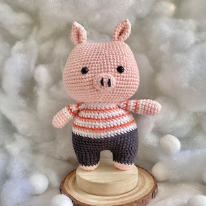 Cerdo de ganchillo hecho a mano en ropa de peluche - regalo adorable para niños