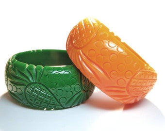 Very nice carved fakelite bakelite pineapple bangle reproduction- 1940s look - awesome chunky quality!