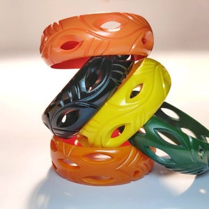 wonderful fab-a-lite bakelite bangle 40s look awesome design carved with cutouts vintage reproduction image 2