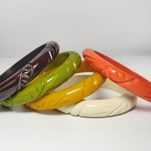 Wonderful "fab-a-lite" reproduction bangle 40s look leaf design - awesome heavy quality, almost like BAKELITE!!!