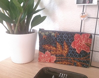 Pochette zippée doublée en tissu récup, matelassée, sombre, motifs colorés, bleu nuit et fleurs