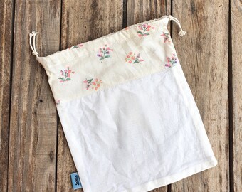 Sac à vrac, taille M, à cordons, beige et blanc crème, brins de fleurs, bohème, upcycling