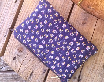 Pochette zippée doublée en tissu récup, matelassée, motifs colorés, bleu nuit et fleurs