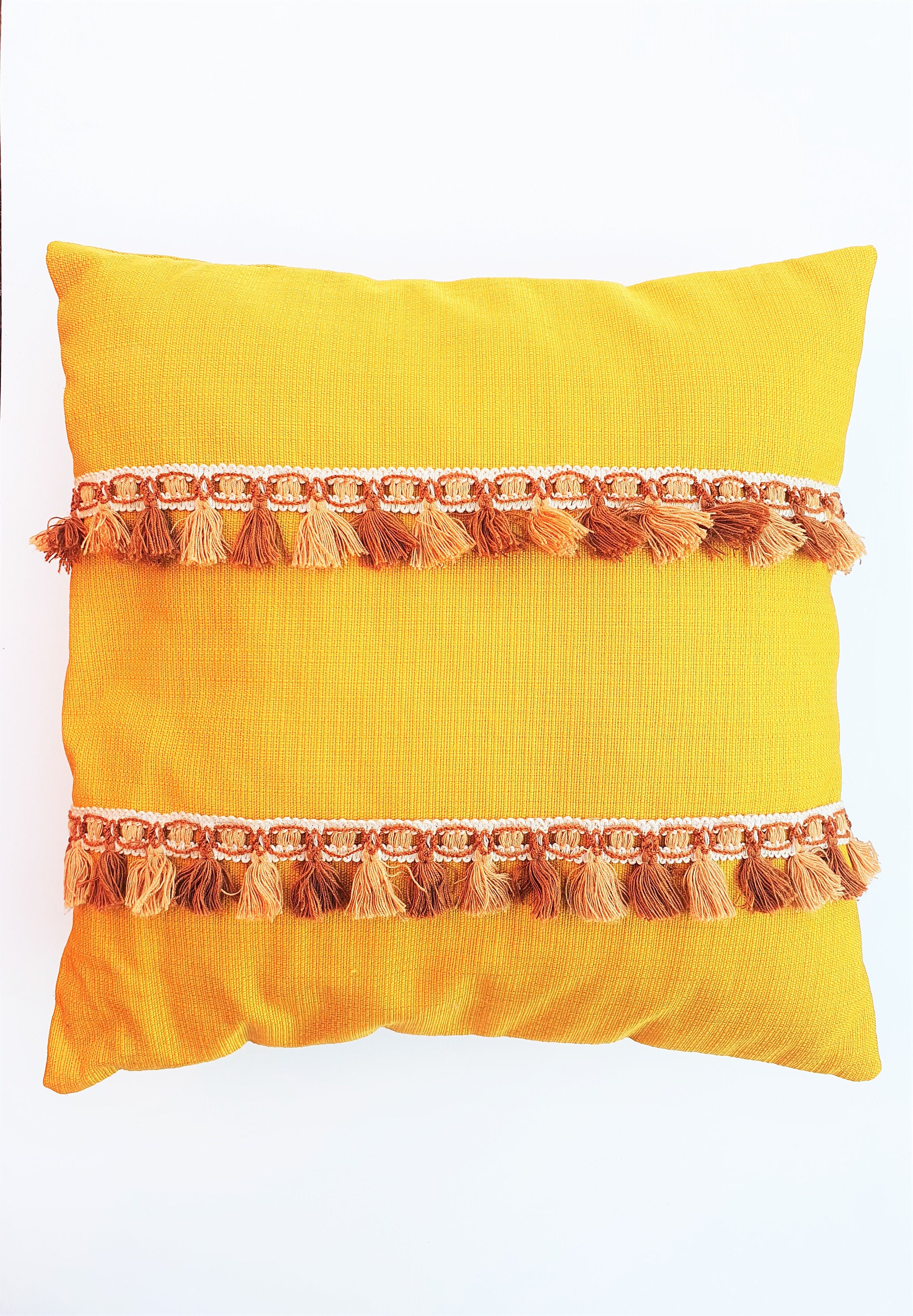 Coussin Jaune Moutarde, Pompons Marrons, Upcycling, Automne Bohème