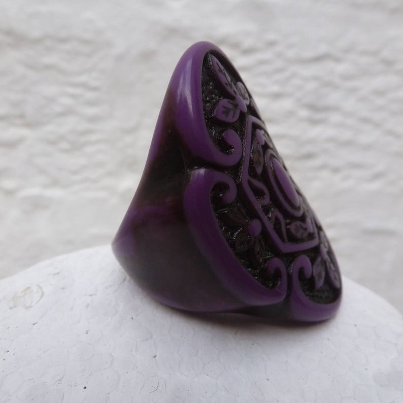 Purple vintage ring chunky jewellery statement 1980s plastic gift for her small UK size K. purple jewelry goth ring