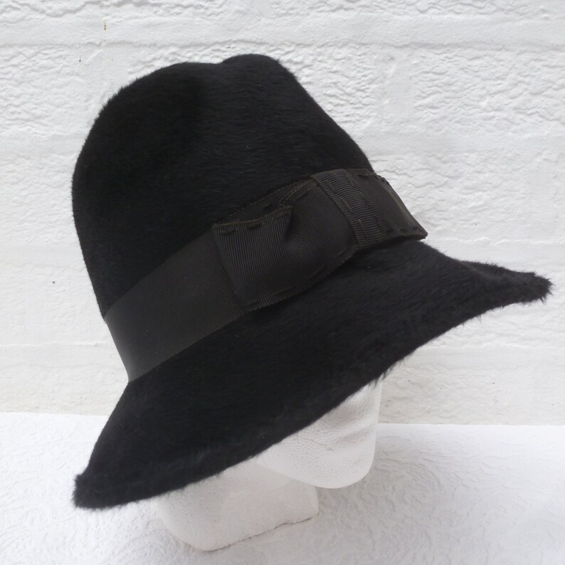 small hats worn in england