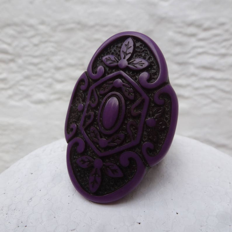 Purple vintage ring chunky jewellery statement 1980s plastic gift for her small UK size K. purple jewelry goth ring