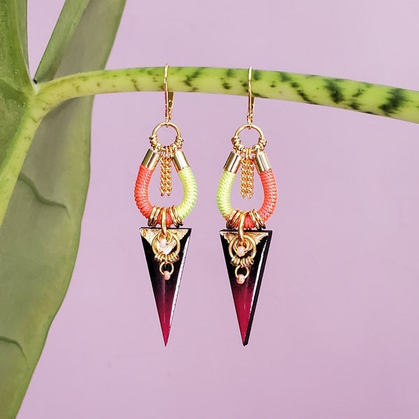 Boucles d'oreilles colorées pendantes géométriques avec triangles, tons néon fluo, style ethnique bohême chic graphique  // ORIA
