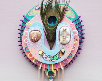TUTTI FRUTTI - masque bijou totem en bois et pierres de gemmes abstrait et unique à accrocher, sculpture murale originale et colorée