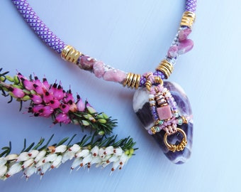 Collier moderne ehnique chic pendentif pierre d'améthyste chevron, collier unique coloré tons violet, bijou original bohême chic // LANA