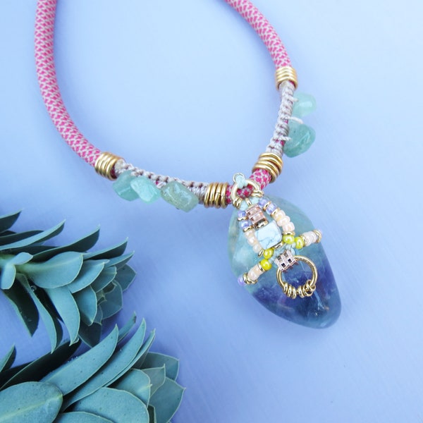 Collier mi-long moderne et graphique pendentif pierre de gemme fluorite, collier ethnique chic original haute fantaisie // LILY