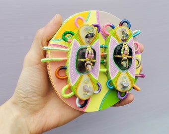 DAISY - kleurrijk houten juweelmasker om op te hangen met edelstenen, rond object om moderne etnische abstracte afbeelding op te hangen