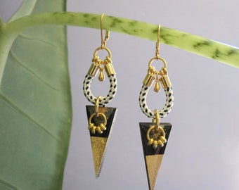 Boucles d'oreilles triangle et petite corde noir et blanche style bohême chic avec élements plaqué or fait main // ZOE