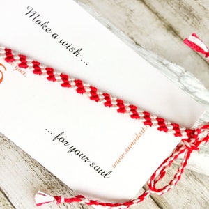 Braccialetto Martisor rosso bianco in cotone. Braccialetto con bandiera austriaca, regalo per amici a lunga distanza. Braccialetto estivo regolabile, regalo unisex.