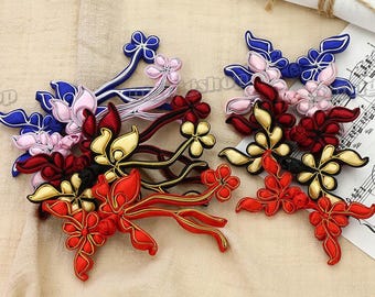 Op de afbeelding: Assortiment van kleurrijke stoffen bloemenversieringen met gouden accenten. De bloemen zijn gemaakt van zijde en hebben verschillende vormen en maten. Ze zijn perfect om een ​​toets van elegantie toe te voegen aan elk project.