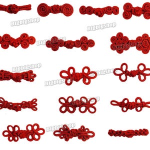 Puede incluir: Una colección de cierres de rana rojos en varios diseños. Estos cierres decorativos están hechos de cordón tejido y se utilizan comúnmente en prendas tradicionales. La imagen muestra una variedad de formas y tamaños, adecuados para diferentes necesidades de diseño.
