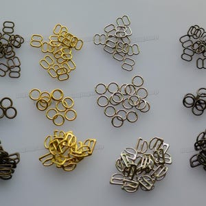 Puede incluir: Surtido de cierres de anillo en D de metal en dorado, plateado y bronce. Los cierres son de varios tamaños y son ideales para proyectos de manualidades.