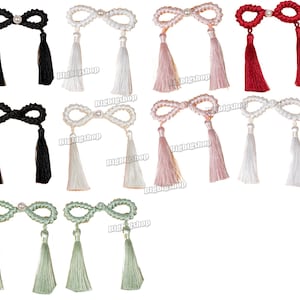 Puede incluir: Una variedad de accesorios para el cabello con diseño de nudo infinito, detalle de perla y borlas. Disponibles en negro, blanco, rosa, rojo y verde. Estos accesorios son adecuados para diversas ocasiones, añadiendo un toque de elegancia a cualquier peinado.