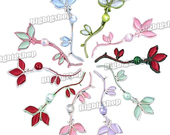 Op de afbeelding: Een verzameling bloemen haaraccessoires in verschillende kleuren, waaronder rood, roze, groen en blauw. Elk stuk heeft een bladvorm met een parel accent, gerangschikt in een cirkelvormig patroon.
