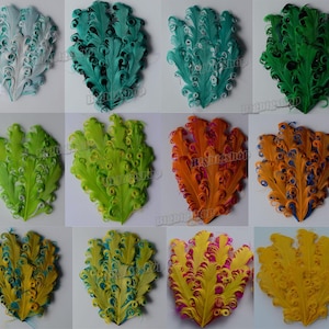 Puede incluir: Una colección de plumas decorativas en varios colores, incluyendo tonos de azul, verde, naranja y amarillo. Cada pluma tiene un diseño rizado único, creando una apariencia texturizada. Las plumas están dispuestas en un patrón de cuadrícula.