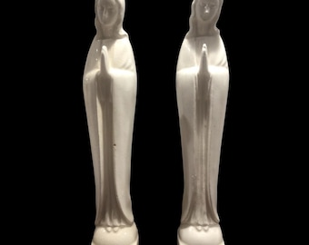 Lot de 2 statues élégantes et minces vintage de la Vierge Marie en prière en porcelaine blanche