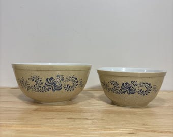 Vintage Pyrex Homestead Nesting Mengkommen 402 403 Set van 2 LEES Vlooienbeten