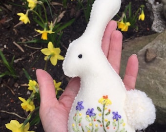 Pequeño conejo de fieltro con bordado floral