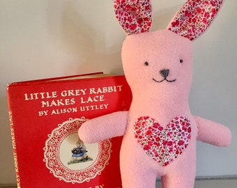 Kanin i rosa fleece med öron i Liberty-tyg