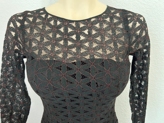 1950s Black Red Floral Lace Wiggle Dress Illusion… - image 7