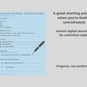 Puede incluir: Una descarga digital azul claro titulada "Overwhelmed Reset (ADHD friendly)" con notas manuscritas y un bolígrafo. El texto incluye "Un gran punto de partida cuando te sientes desmotivado" y "Progreso, no perfección."