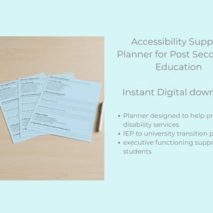 以下が含まれることがあります： 「Accessibility Support Planner for Post Secondary Education」と題された、テキスト入りの水色のプランナー。明るい木製の表面に、プランナーの横にペンが置かれています。右側のテキストはプランナーの機能を説明しています。