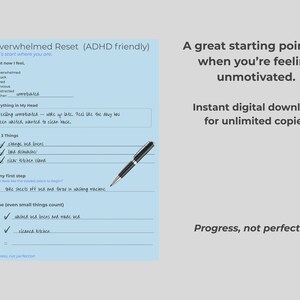 Puede incluir: Una descarga digital azul claro titulada "Overwhelmed Reset (ADHD friendly)" con notas manuscritas y un bolígrafo. El texto incluye "Un gran punto de partida cuando te sientes desmotivado" y "Progreso, no perfección."