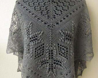 Chal de encaje estonio triangular gris tejido a mano con nupps