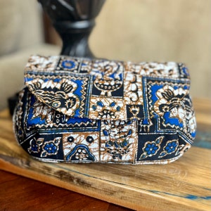 Clutch con cierre magnético y estampado de safari africano, hecho a mano en tela.