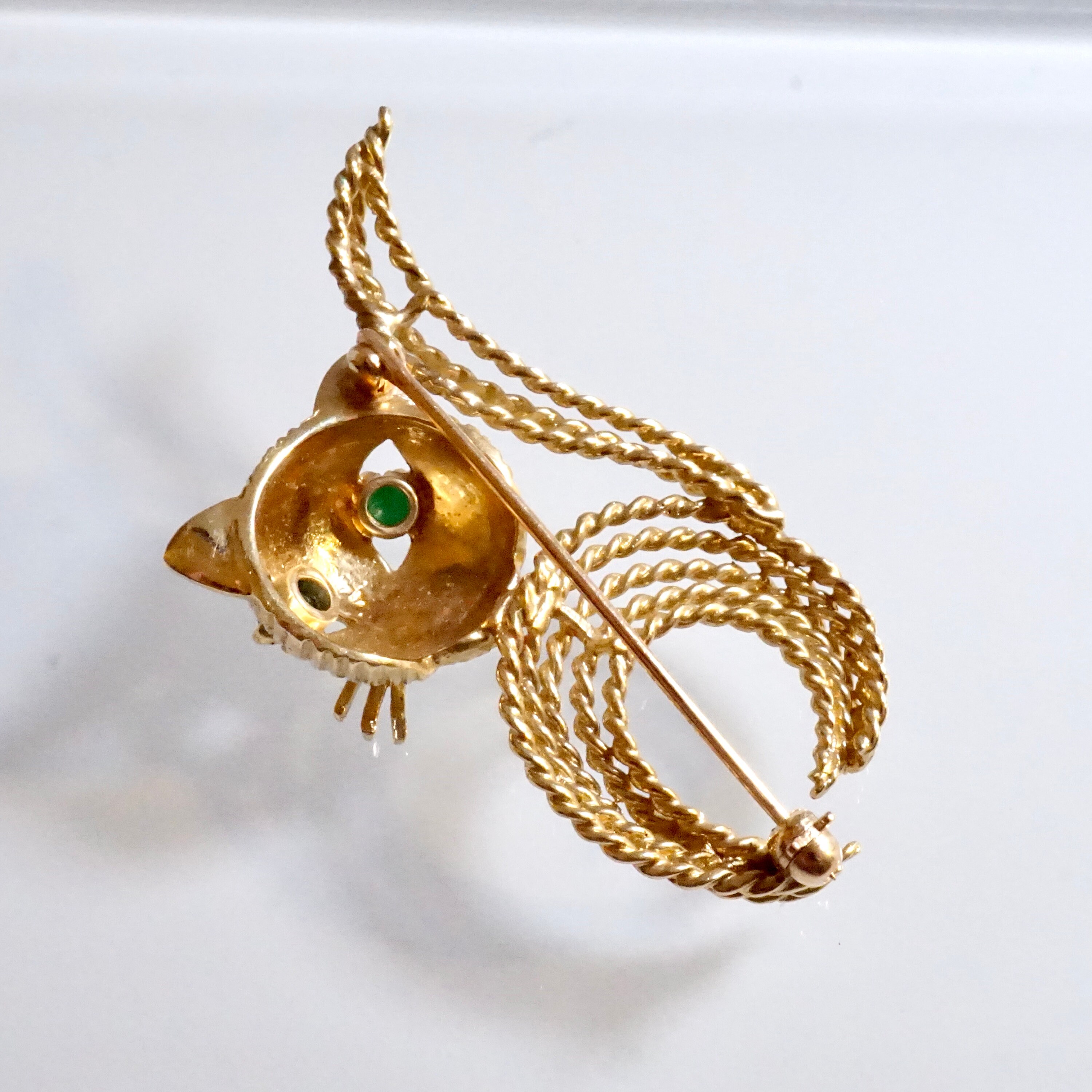 Broche Vintage Signée DAG - Chat Doré Texturé, Yeux En Strass Vert, Occasion